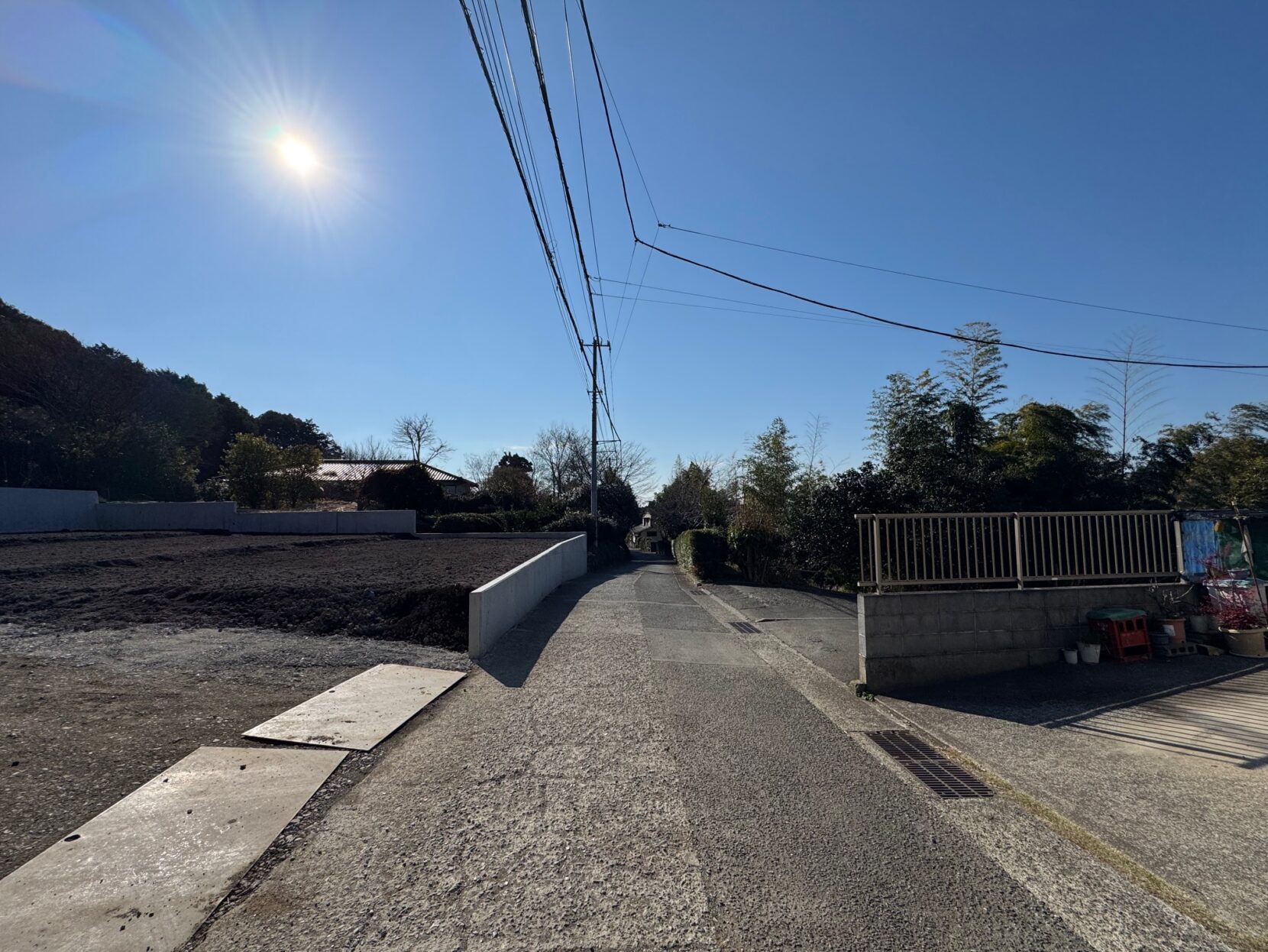 現地写真（前面道路：R8.1月上旬撮影）