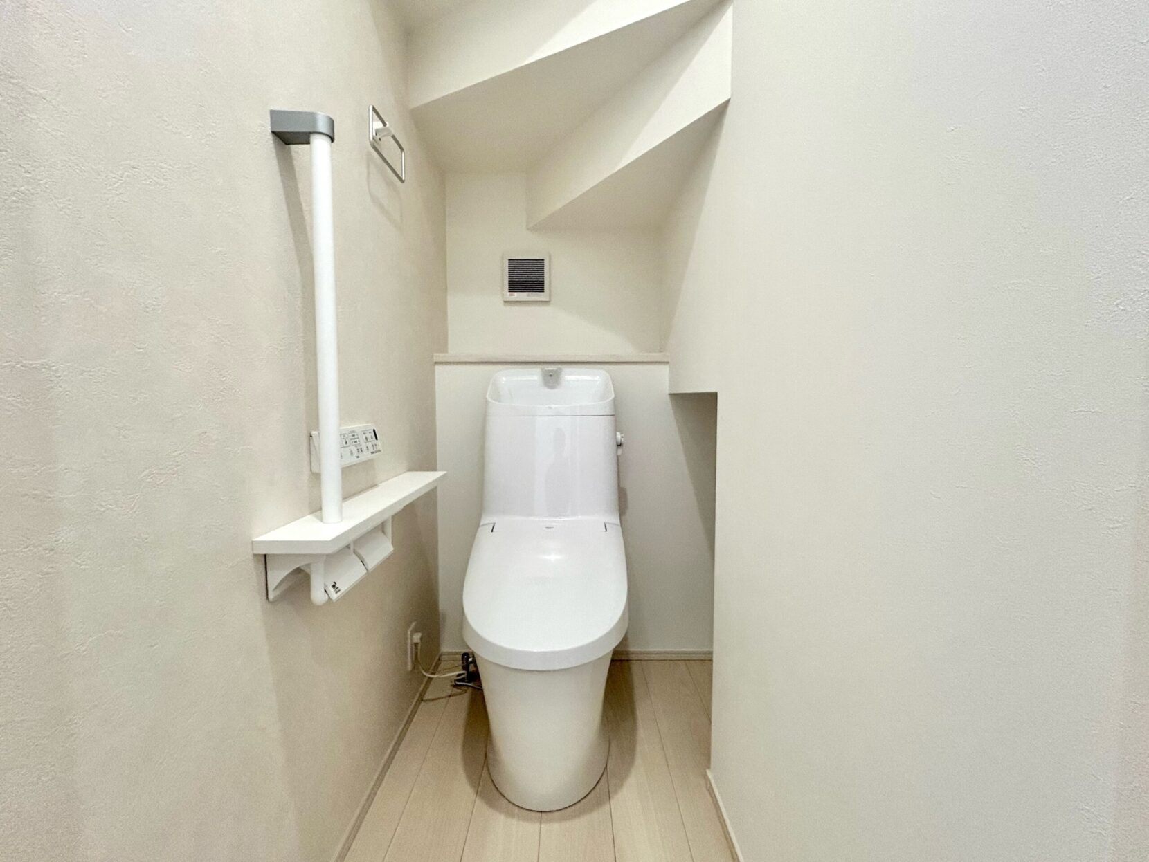 四日市市川島町　西棟【内覧可能】