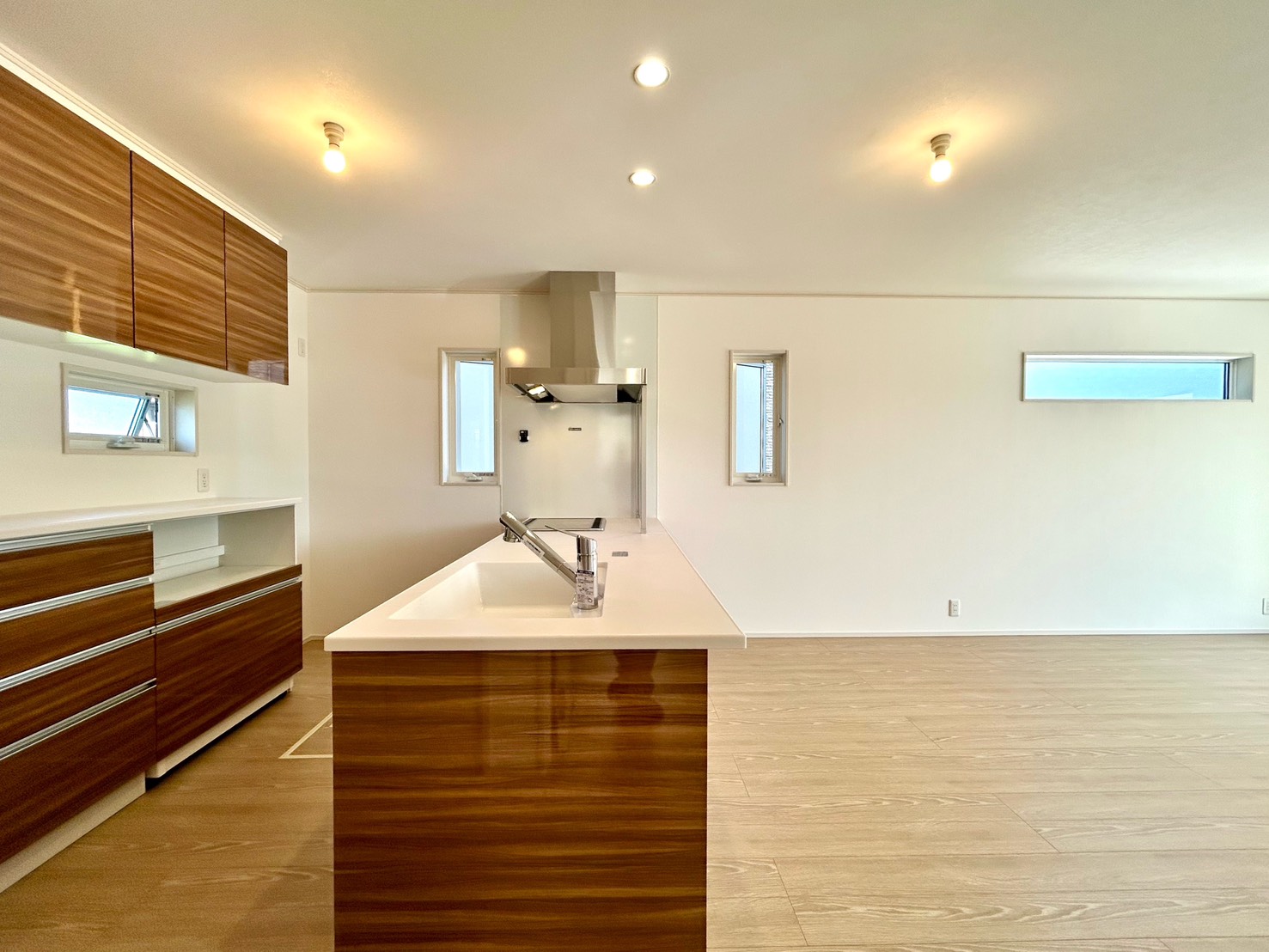 四日市市大治田三丁目　東棟【内覧可能】