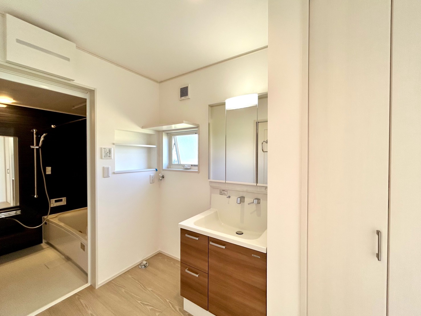 四日市市大治田三丁目　東棟【内覧可能】