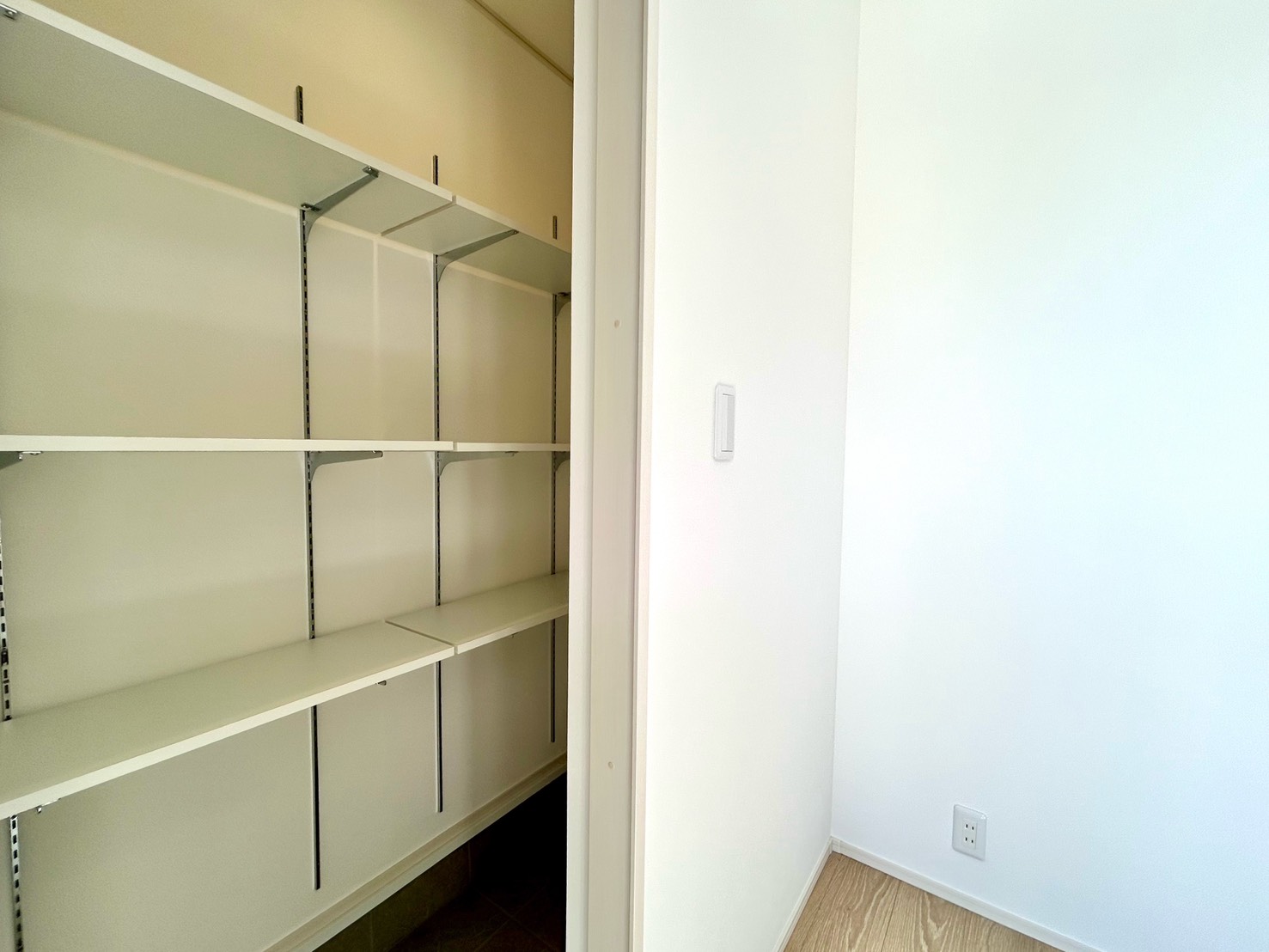 四日市市大治田三丁目　東棟【内覧可能】