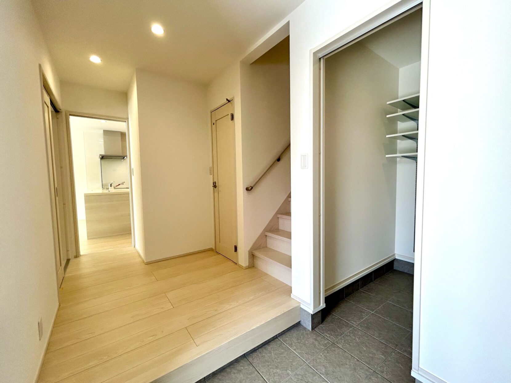 四日市市川島町　西棟【内覧可能】